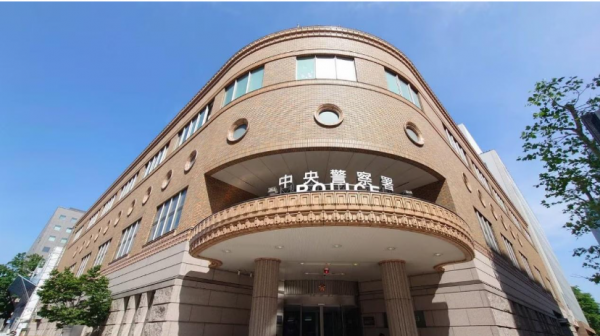 一名40岁的女护士涉嫌掐住自己不到10岁女儿的脖子,导致女儿 一名40岁的女护士涉嫌掐住自己不到10岁女儿的脖子,导致女儿