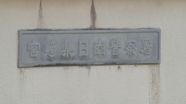 一名21岁的女护士因涉嫌盗窃被捕,她偷了一辆车,并在从便利店 一名21岁的女护士因涉嫌盗窃被捕,她偷了一辆车,并在从便利店
