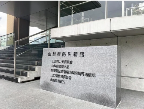 男子涉嫌在接受酒精测试时用头撞击警官;此前不久,他驾驶的轻型 男子涉嫌在接受酒精测试时用头撞击警官;此前不久,他驾驶的轻型