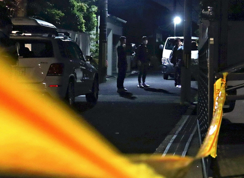 一名女子刚走出前门,一名戴着滑雪面罩的男子就从后面抓住她的头 一名女子刚走出前门,一名戴着滑雪面罩的男子就从后面抓住她的头