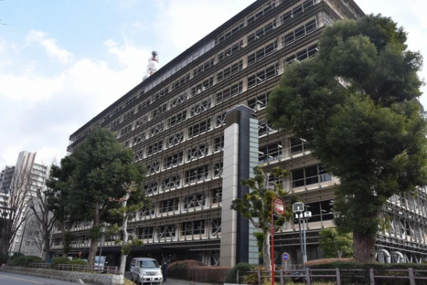 埼玉县警方逮捕了三名涉嫌协助泰国国民在苹果园非法就业的人员。 埼玉县警方逮捕了三名涉嫌协助泰国国民在苹果园非法就业的人员。