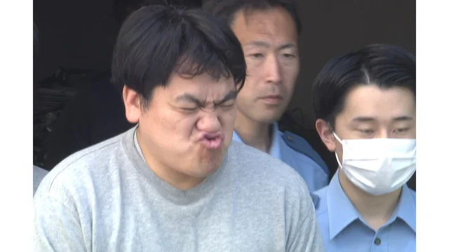 东京一名小学教师因涉嫌损坏财物被捕,原因是他将下半身贴在女学 东京一名小学教师因涉嫌损坏财物被捕,原因是他将下半身贴在女学