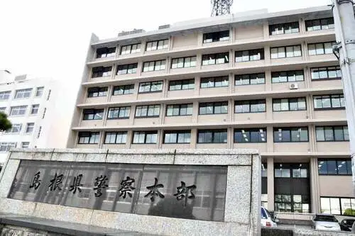 一名男子上门拜访,声称“附近有建筑工地施工”,随后爬上她家的 一名男子上门拜访,声称“附近有建筑工地施工”,随后爬上她家的