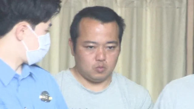男子(41岁)伪装快递员闯入前上司家中被捕,涉嫌强盗致伤等罪 男子(41岁)伪装快递员闯入前上司家中被捕,涉嫌强盗致伤等罪