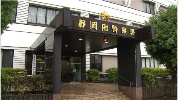 一名卑鄙的牙医因欺骗病人,强迫她们舔舐他的生殖器并吞咽他的体 一名卑鄙的牙医因欺骗病人,强迫她们舔舐他的生殖器并吞咽他的体