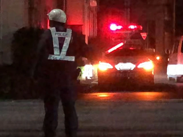 夜间,一名男子在居民区街头遭到抢劫。他突然被人从背后抓住,面 夜间,一名男子在居民区街头遭到抢劫。他突然被人从背后抓住,面