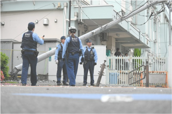 观光巴士撞上电线杆,司机被送医,车上无乘客(东京・江户川) 观光巴士撞上电线杆,司机被送医,车上无乘客(东京・江户川)