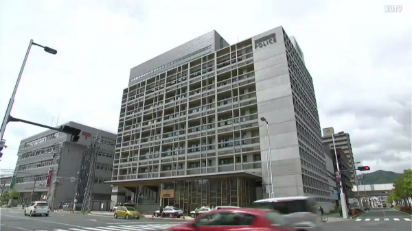 一名49岁的摄影师因涉嫌趁酒店前台无人值守时,从其工作酒店盗 一名49岁的摄影师因涉嫌趁酒店前台无人值守时,从其工作酒店盗