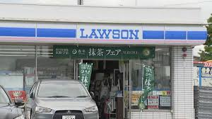 一名男子手持类似刀具的物体进入便利店,偷走了香烟和一个甜面包 一名男子手持类似刀具的物体进入便利店,偷走了香烟和一个甜面包