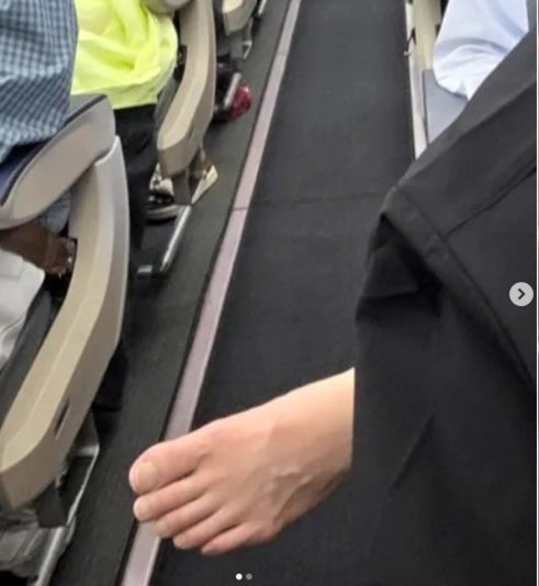 日本男子在仁川飞往大阪的航班上扰乱秩序……“赤脚踢前排座椅并 日本男子在仁川飞往大阪的航班上扰乱秩序……“赤脚踢前排座椅并