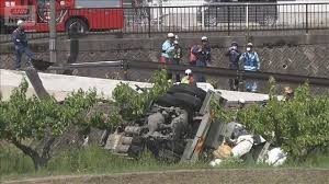 十字路口发生多车相撞事故……6人受伤。第一辆车追尾后可能试图 十字路口发生多车相撞事故……6人受伤。第一辆车追尾后可能试图