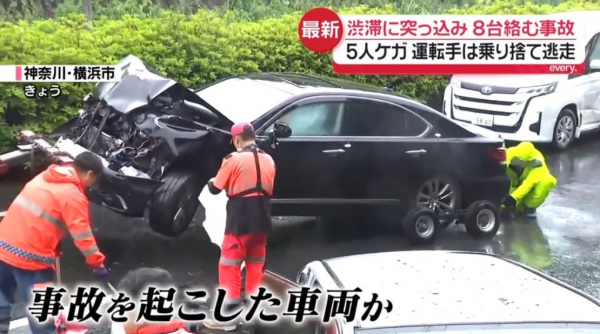 十字路口发生多车相撞事故……6人受伤。第一辆车追尾后可能试图 十字路口发生多车相撞事故……6人受伤。第一辆车追尾后可能试图