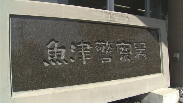 “他的头撞到了一名警官,”到达现场的警官说道。一名自称是油漆 “他的头撞到了一名警官,”到达现场的警官说道。一名自称是油漆
