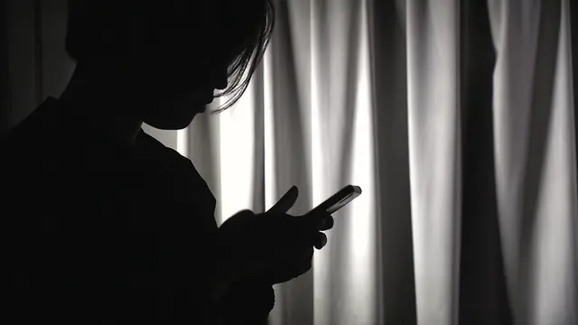一名男孩被问及“你是谁?你是骗子吗?”后逃跑,随后被警方逮捕 一名男孩被问及“你是谁?你是骗子吗?”后逃跑,随后被警方逮捕