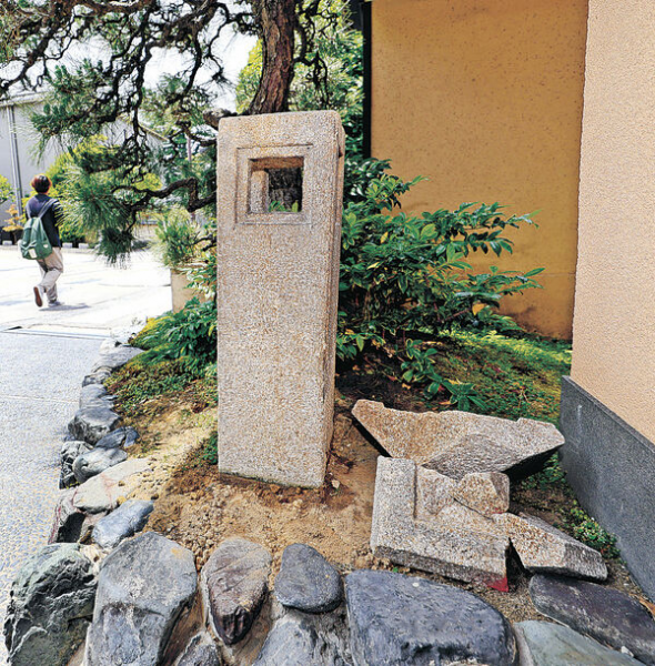 金泽弘坂市石亭餐厅的石灯笼遭人破坏;周日早上,格子门也遭到损 金泽弘坂市石亭餐厅的石灯笼遭人破坏;周日早上,格子门也遭到损