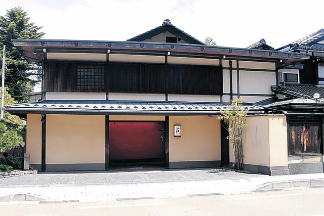 金泽弘坂市石亭餐厅的石灯笼遭人破坏;周日早上,格子门也遭到损 金泽弘坂市石亭餐厅的石灯笼遭人破坏;周日早上,格子门也遭到损