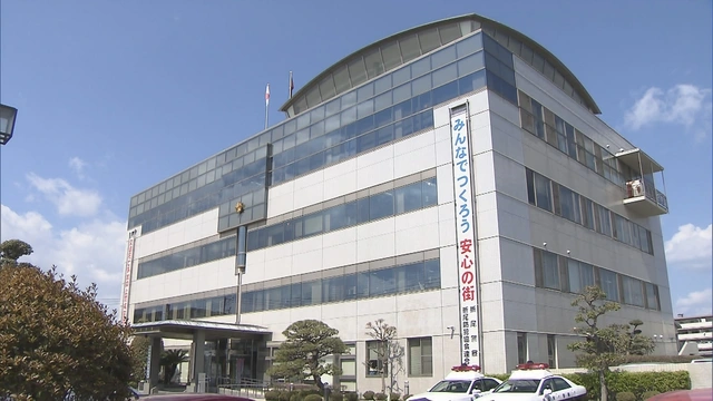 一辆摩托车为躲避警车追捕而撞上墙壁和其他物体,导致一名16岁 一辆摩托车为躲避警车追捕而撞上墙壁和其他物体,导致一名16岁