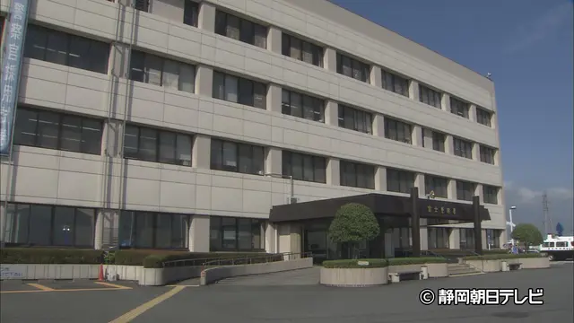 一名65岁男子因掌掴比他小35岁的女子并掐其脖子而被捕。 一名65岁男子因掌掴比他小35岁的女子并掐其脖子而被捕。
