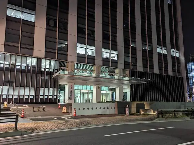 一名18岁男子因涉嫌企图抢劫再次被捕,可能是为了踩点。他被发 一名18岁男子因涉嫌企图抢劫再次被捕,可能是为了踩点。他被发