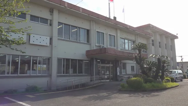 一名身份不明的人进入了一辆停着的汽车……行车记录仪拍下了一名 一名身份不明的人进入了一辆停着的汽车……行车记录仪拍下了一名