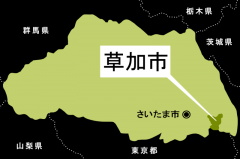 夜间，一名男子在居民区街头遭到抢劫。他突然被人从背后抓住，面