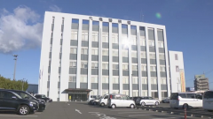 香川县丸龟市休耕地灌木丛起火；火势蔓延至附近停车场的多辆汽车