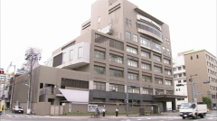 两名男子，分别为26岁和16岁，因涉嫌抢劫和袭击被捕。