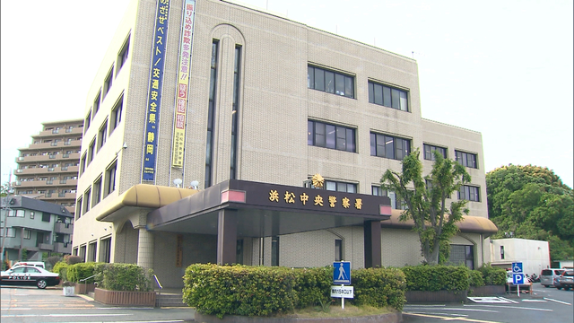 畸形的“大姐大”派头:15岁辍学少女当街逼14岁女生下跪,借 畸形的“大姐大”派头:15岁辍学少女当街逼14岁女生下跪,借