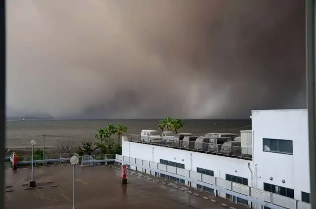 鹿儿岛市遭遇“火山灰之舞”:樱岛火山喷发的大量火山灰被强风卷 鹿儿岛市遭遇“火山灰之舞”:樱岛火山喷发的大量火山灰被强风卷