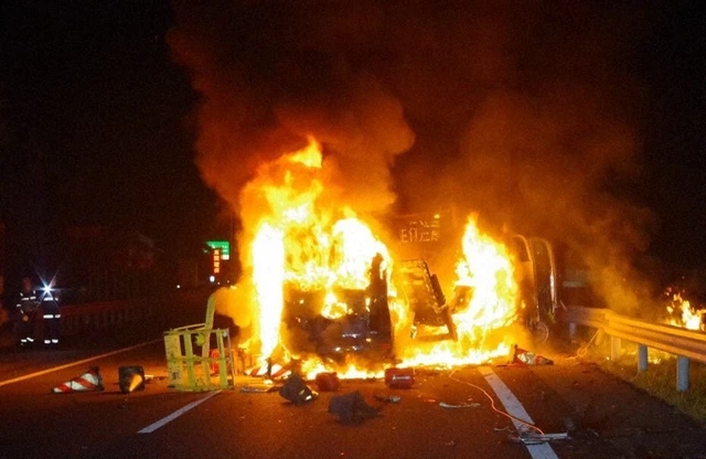 视线这么好,怎么就直接撞上去了? 视线这么好,怎么就直接撞上去了?