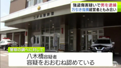 偷两瓶汽水被当场抓包，65岁无业老头没钱付账还动手推搡老板，