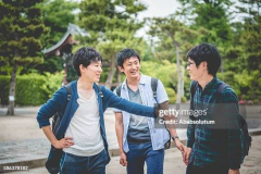 街头擦肩碰撞引发纠纷，40岁大叔突施冷箭将大学生重摔在地，涉