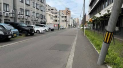 街头擦肩碰撞引发纠纷，40岁大叔突施冷箭将大学生重摔在地，涉