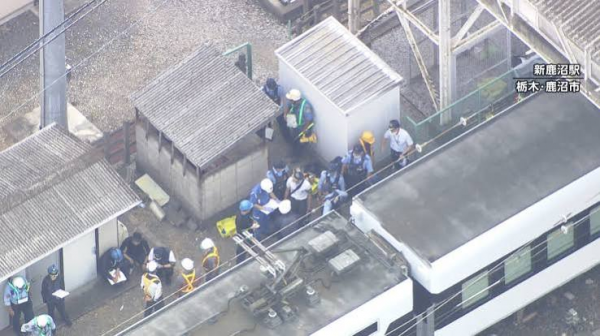 日本栃木县东武日光线新鹿沼站20日发生特急列车撞击作业人员致 日本栃木县东武日光线新鹿沼站20日发生特急列车撞击作业人员致
