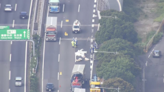 东名高速深夜突发三车相撞惨剧！停靠拖车惨遭大型卡车追尾，拖车