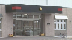 餐饮店内暴打陌生人！醉酒男被捕后在警察署撕毁逮捕公文
